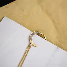 Collier Lune Croissante - Acier Inoxydable Doré avec Zircons