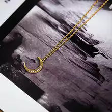 Collier Lune Croissante - Acier Inoxydable Doré avec Zircons