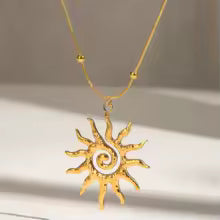 Collier Soleil en Spirale - Acier Inoxydable Martelé Plaqué Or 18K